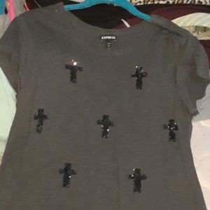 Gray tshirt.